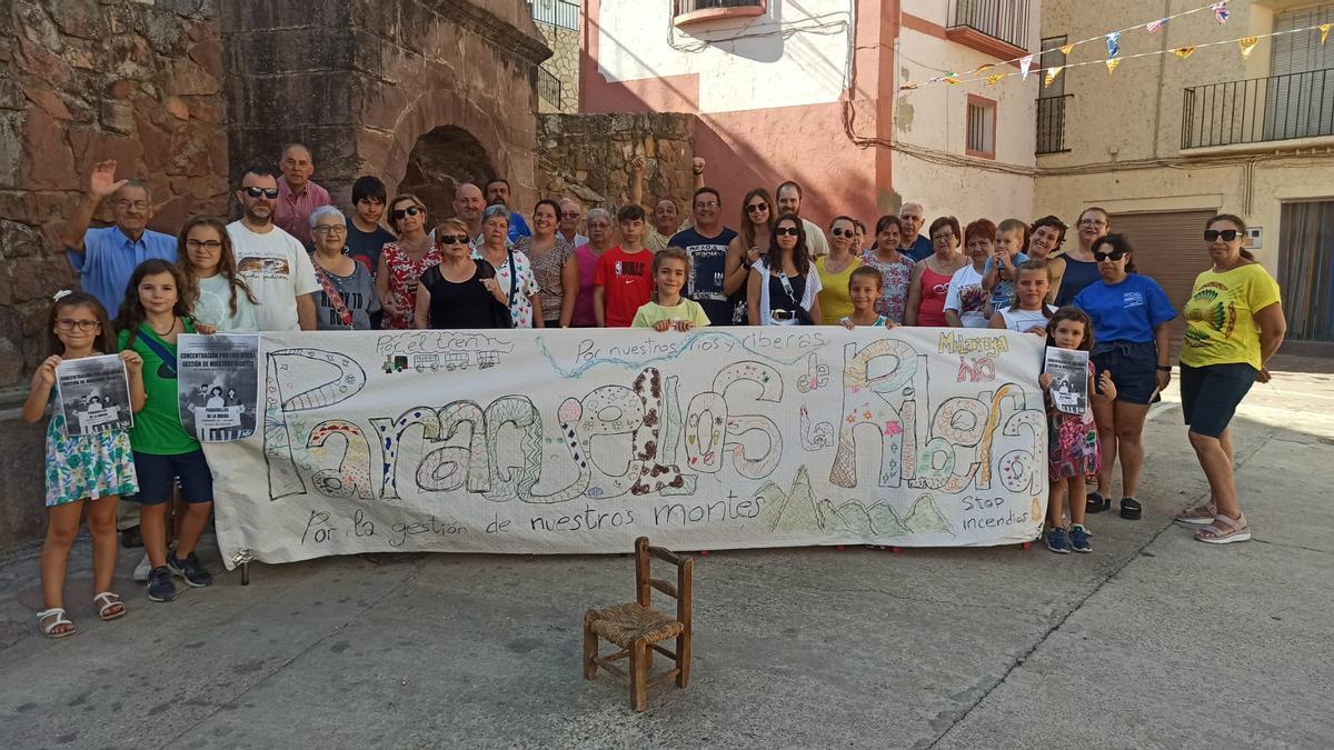 Casi una cuarentena de vecinos se han manifestado en Paracuellos de la Ribera.