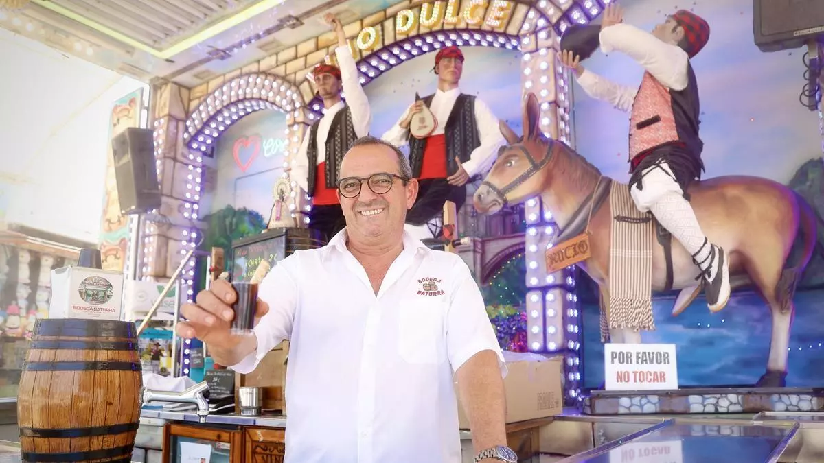Roberto Fernández, dueño de la Bodega Baturra en la Feria de Córdoba: "Los feriantes somos de muchos sitios"