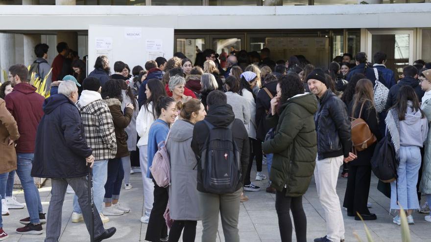 Los estudiantes esperan al 
llamamiento para entrar en
las aulas.   | // RICARDO GROBAS