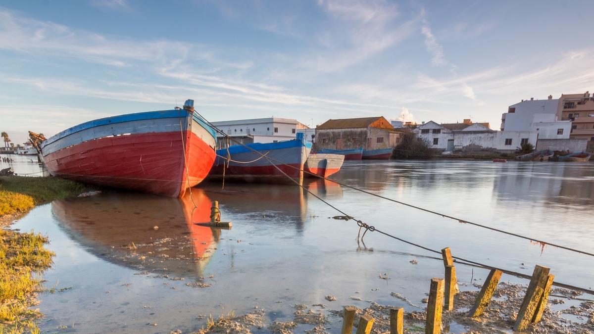 Los litorales de localidades como Barbate o Zahara de los Atunes son un referente de la almadraba, un arte de pesca tradicional milenaria.