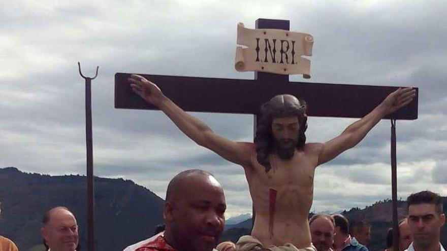 El sacerdote Recaredo Buenaventura Engonga, en las fiestas de Coya, en su despedida.