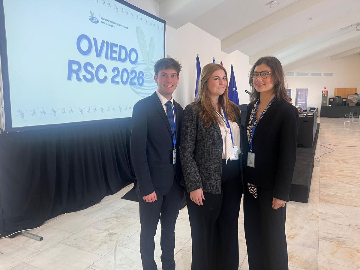 Jaime Fernández-Trabadelo, Carlota Fernández Escudero y Carlota Piney Oliver este domingo en la sala de cristal.