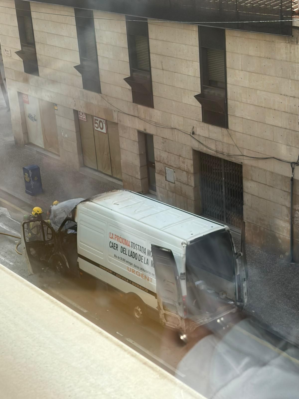 Les fotos de l'incendi d'un vehicle al carrer Migdia de Girona