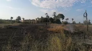 Apagan rápidamente un incendio que ha obligado a cortar un carril de la salida de Dénia