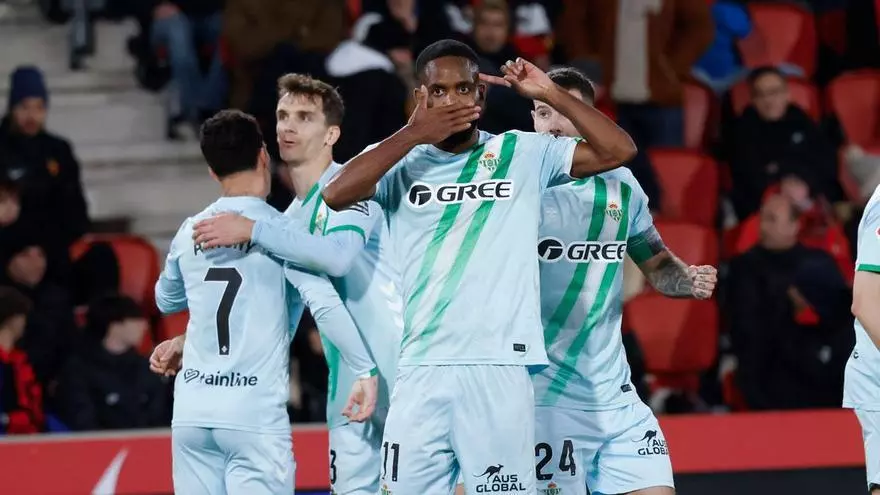 ¡Bakambu la manda al fondo de la red y da el segundo gol al Betis!