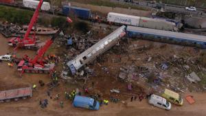 Vista aérea del accidente ferroviario en el valle Tempi, cerca de Larissa, Grecia.