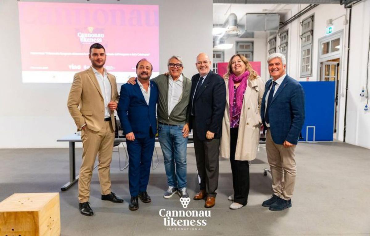 Carmen Gracia con organizadores del Cannonau Likeness Int.