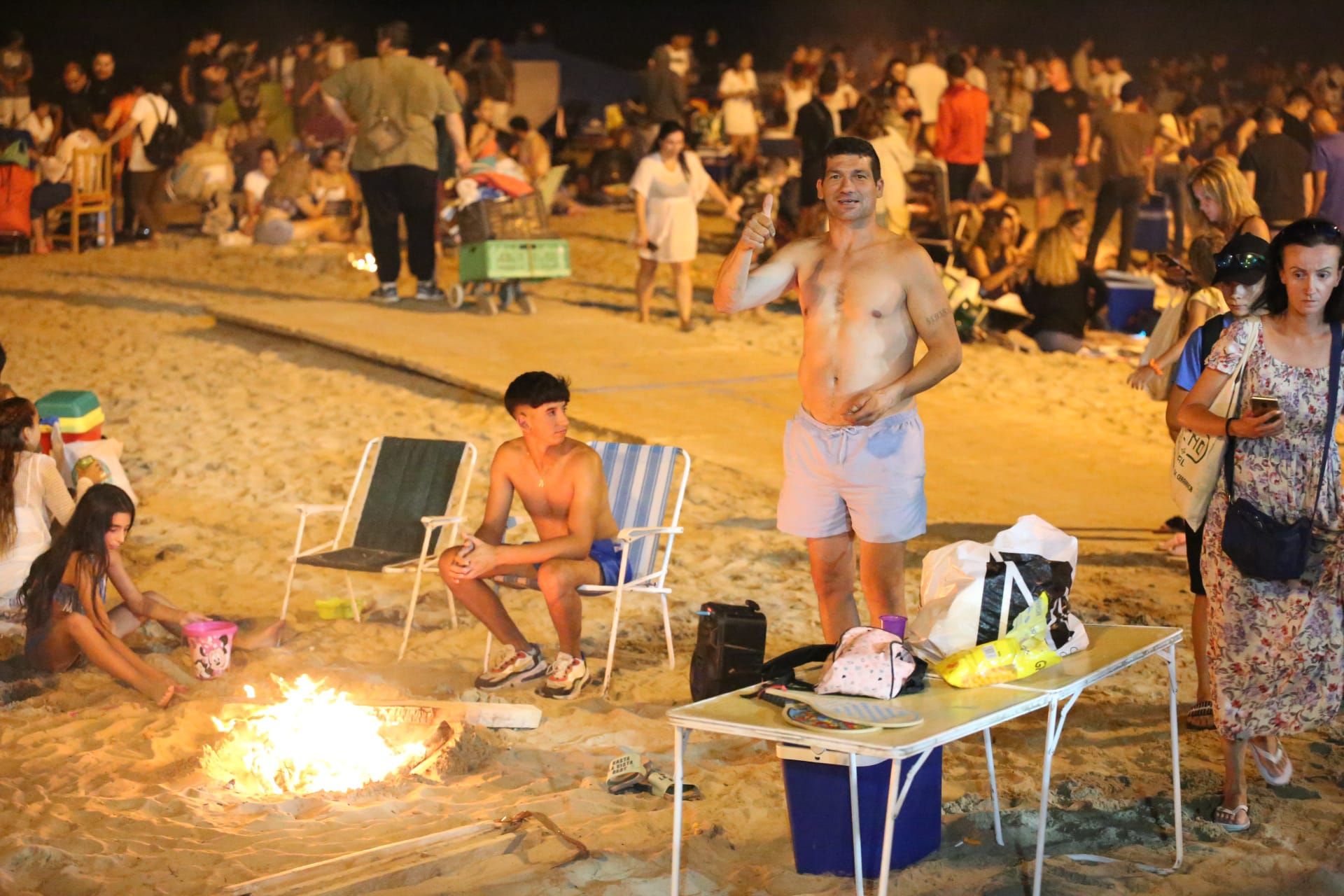 Vuelve la tradición de las hogueras a las playas de Alicante, pero sin botellón