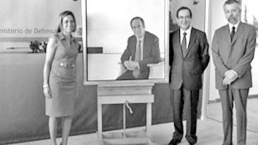 Chacón, Bono y Hernán Cortés, con el retrato de Bono en Defensa.