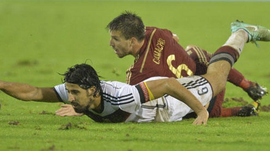 Camacho pelea un balón con Khedira en el último partido de la selección.