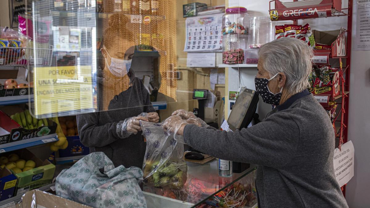 Una mujer paga su compra en el establecimiento.