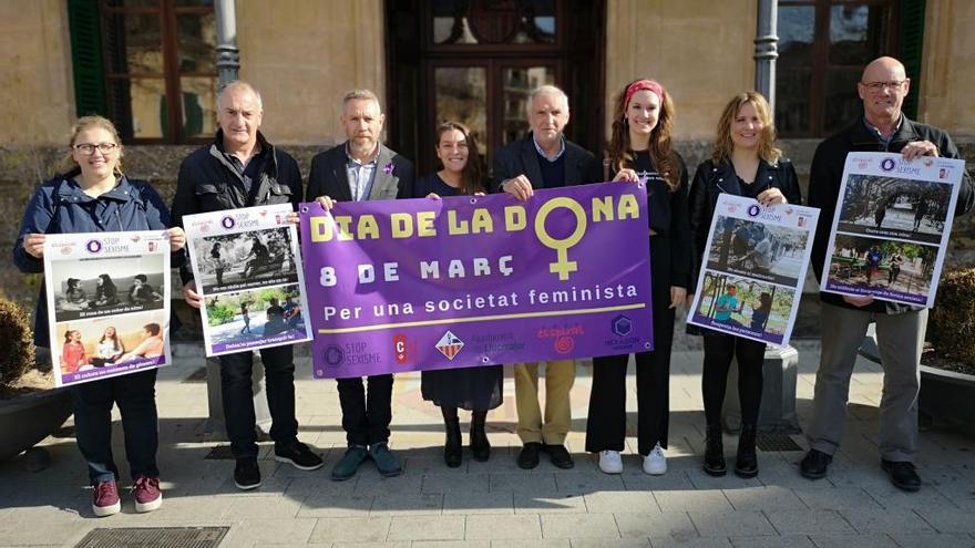 Las pancartas ya lucen en el ayuntamiento de Llucmajor y las oficinas municipales de s&#039;Arenal.
