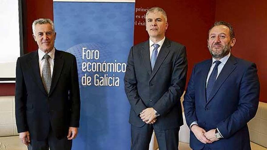 Domingo Docampo, Santiago Lago y Víctor del Canto, ayer en el Club Financiero de Vigo.  // Marta G. Brea