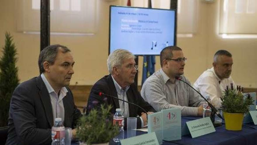 Presentación de la feria del llibru y discu, celebrada mientres la Selmana de les Lletres.