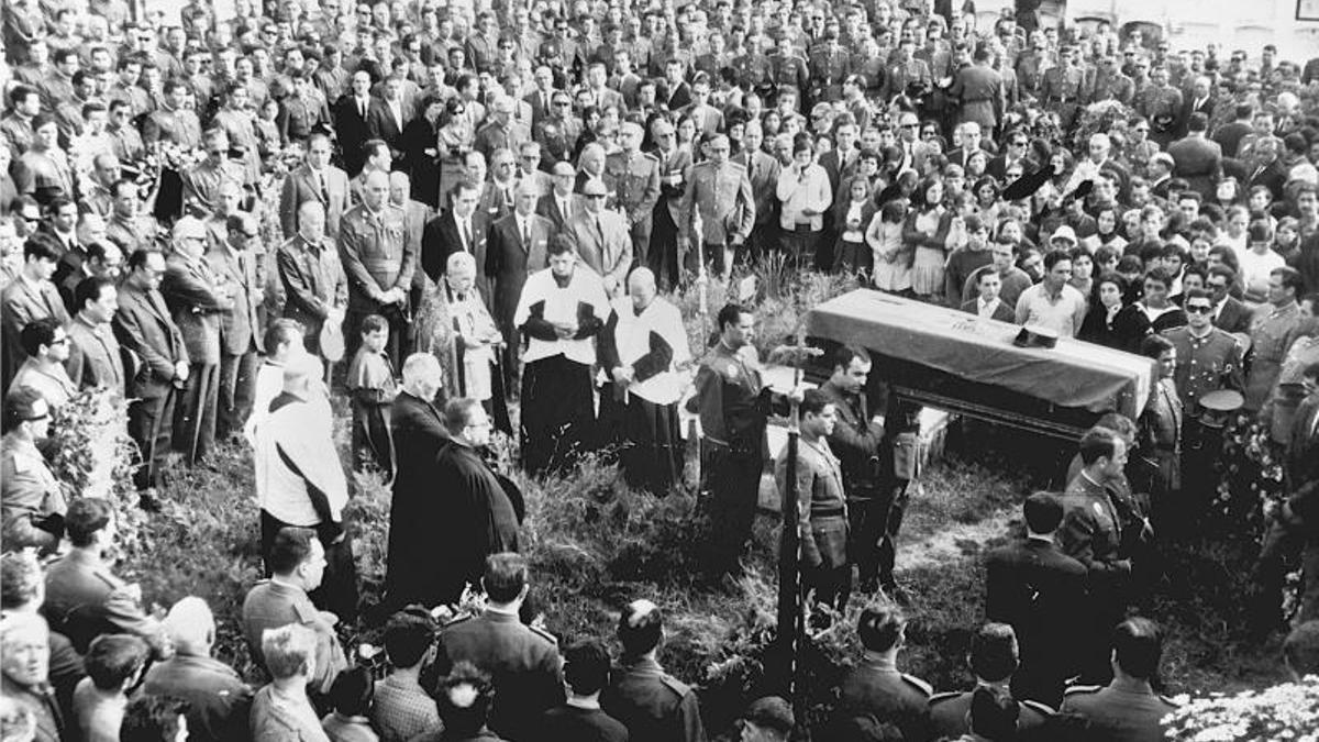 Entierro en Malpica de Bergantiños (A Coruña) del guardia civil José Antonio Pardines Arcay, primera victima de ETA, en junio de 1968