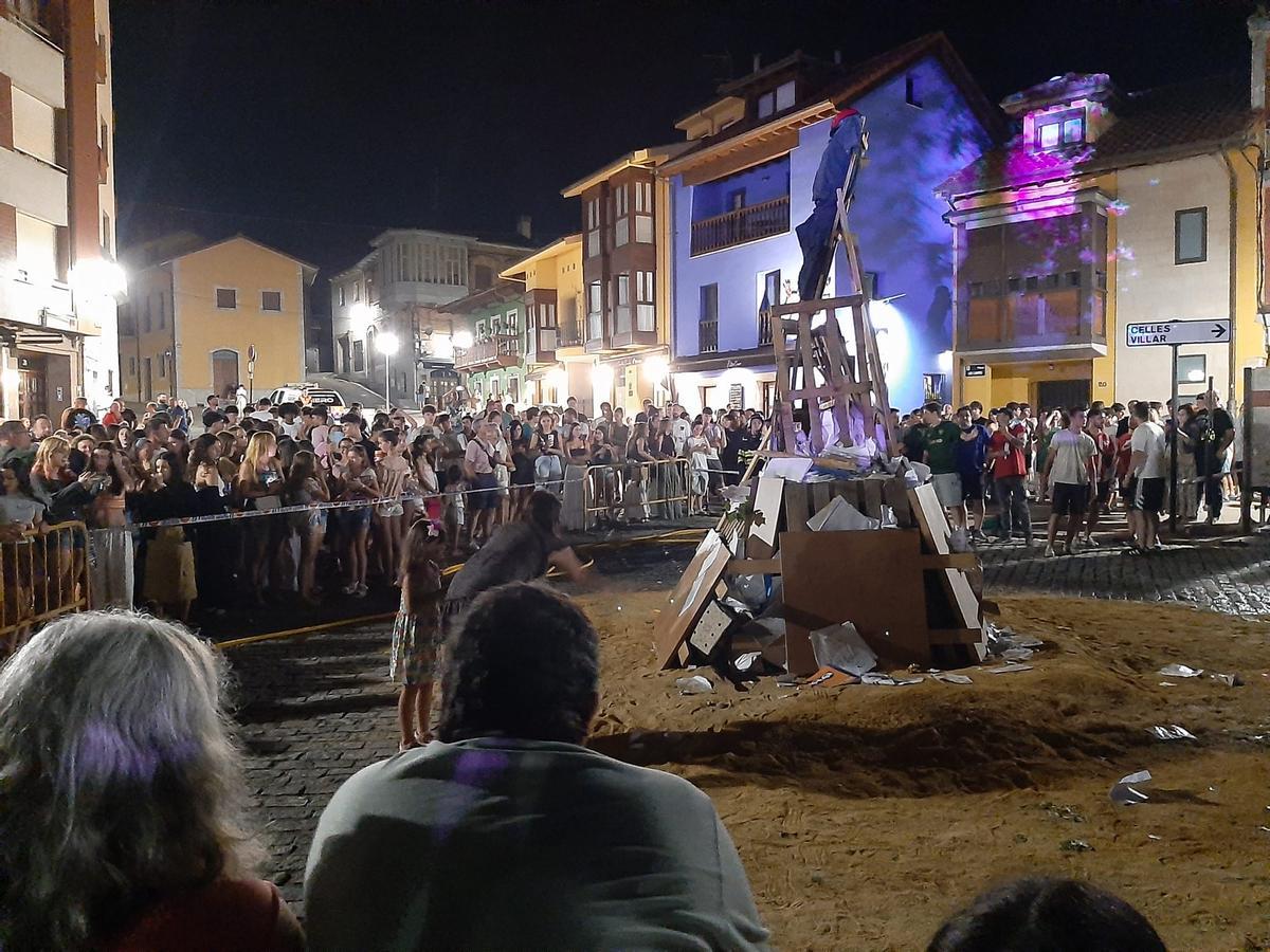 Los solteros plantan el álamo por San Juan en la Pola