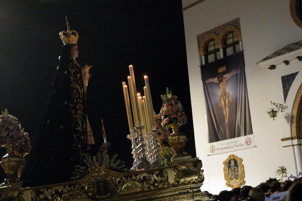 Rosario vespertino de la Virgen de los Dolores de Puerto de la Torre, en imágenes