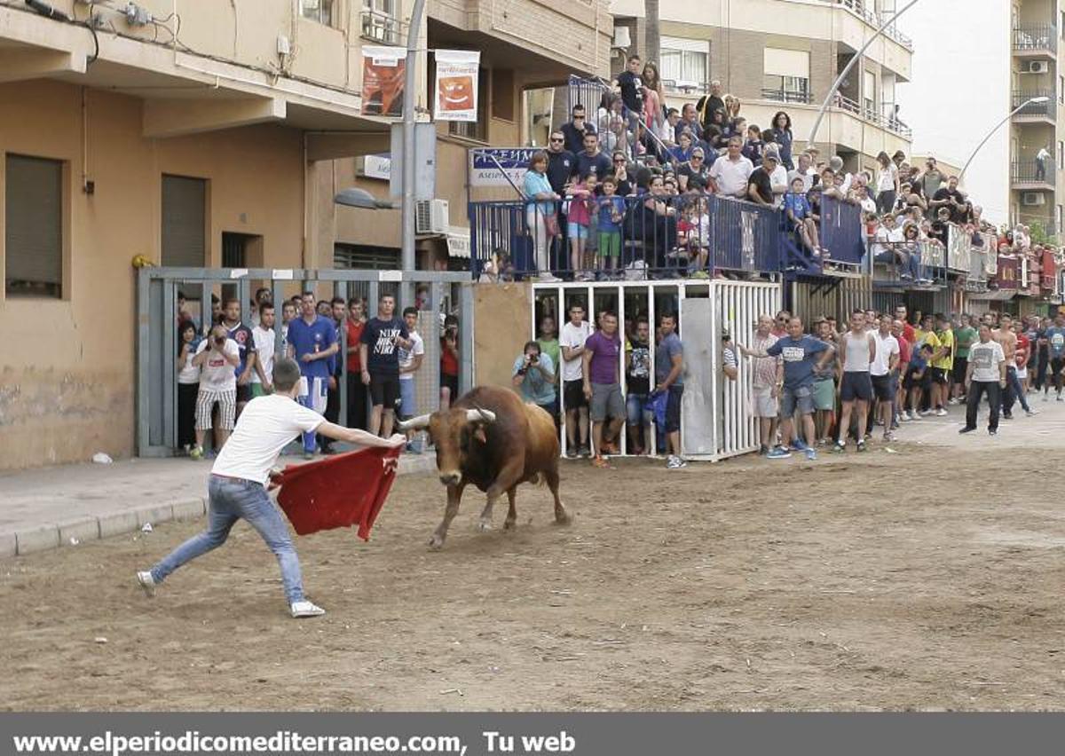 GALERÍA DE FOTOS -- El 'bou per la vila' suma un nuevo corneado