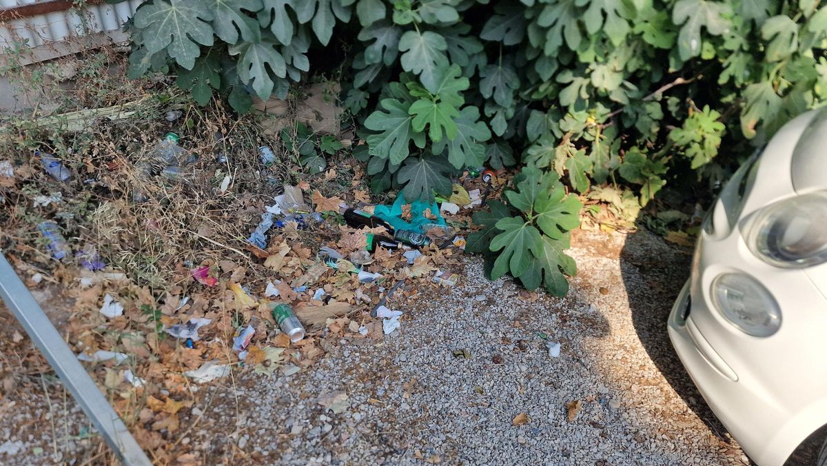 Restos de basura en el aparcamiento en cuestión.