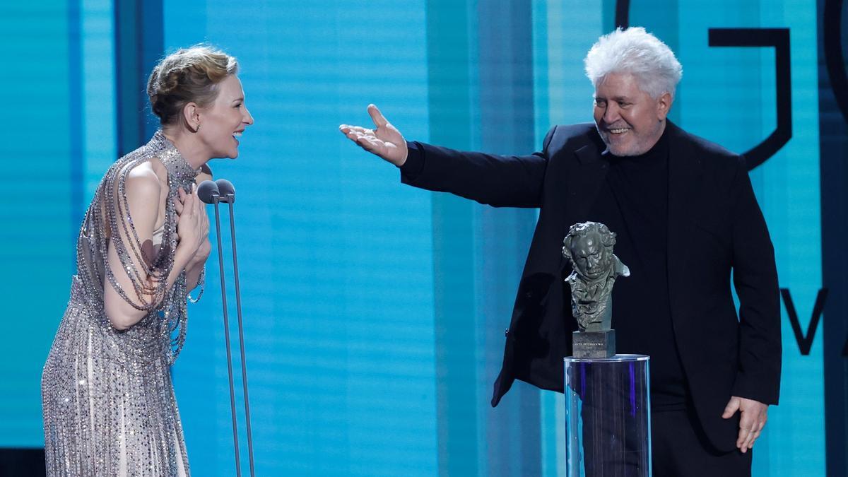 Cate Blanchett, junto a Pedro Almodóvar.