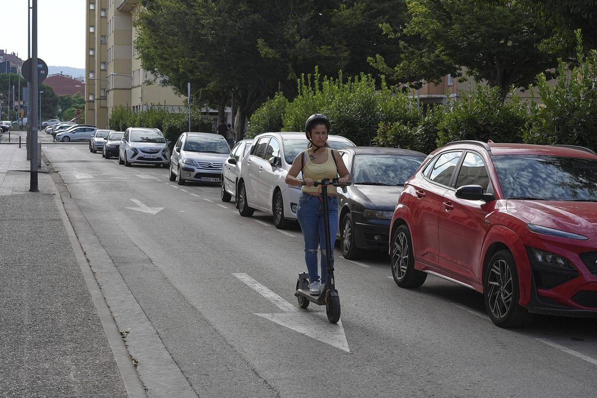 Un patinet circulant pel vial reobert durant l'agost.
