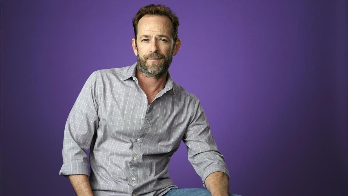 zentauroepp47224045 file   in this aug  6  2018  file photo  luke perry poses fo190423135537