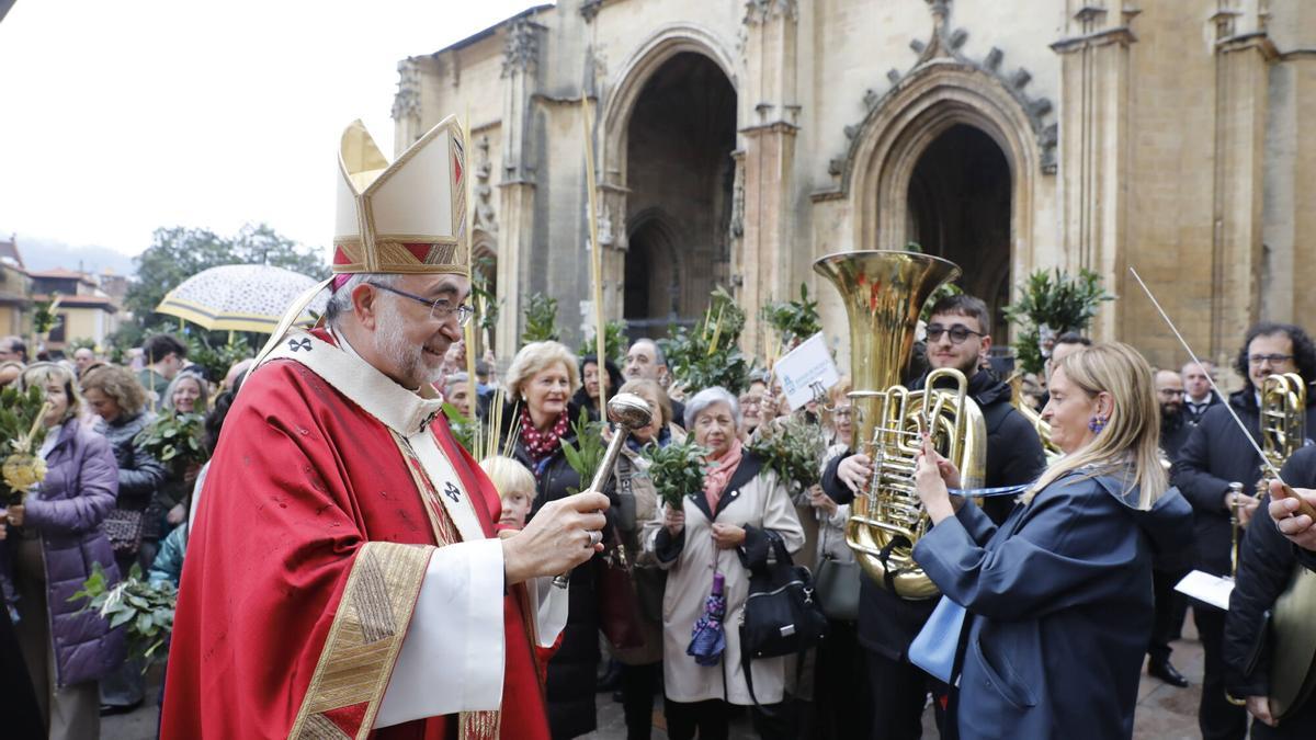 El arzobispo de Oviedo bendice los Ramos en una multitudinaria celebración en la Catedral de Oviedo