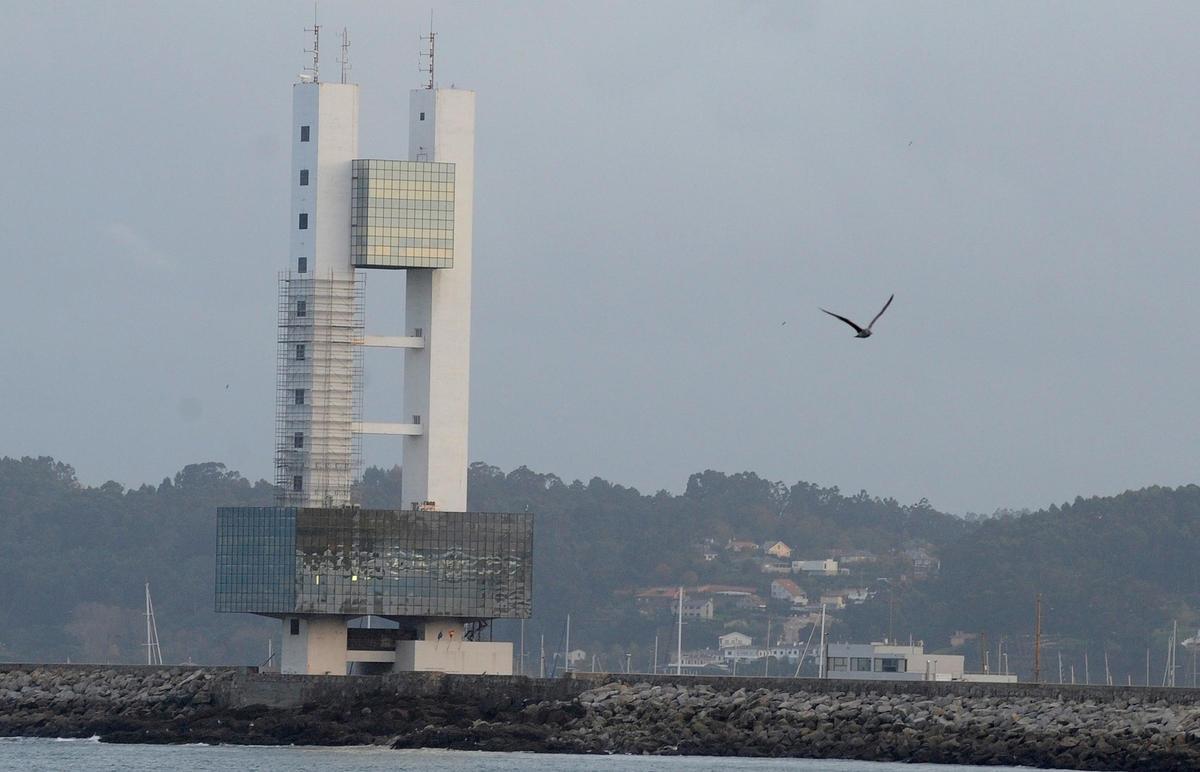 Vista de la torre de control marítimo de A Coruña.