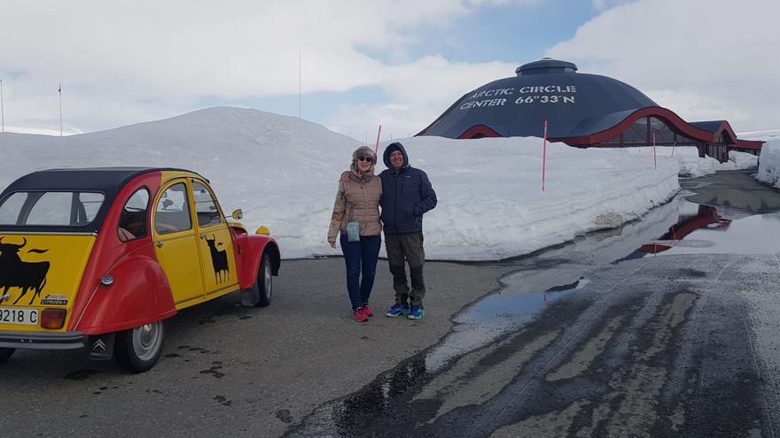 Un 'Dos Caballos' y dos toros de Osborne en el punto de Noruega más cercano al círculo polar ártico. | EL PERIÓDICO