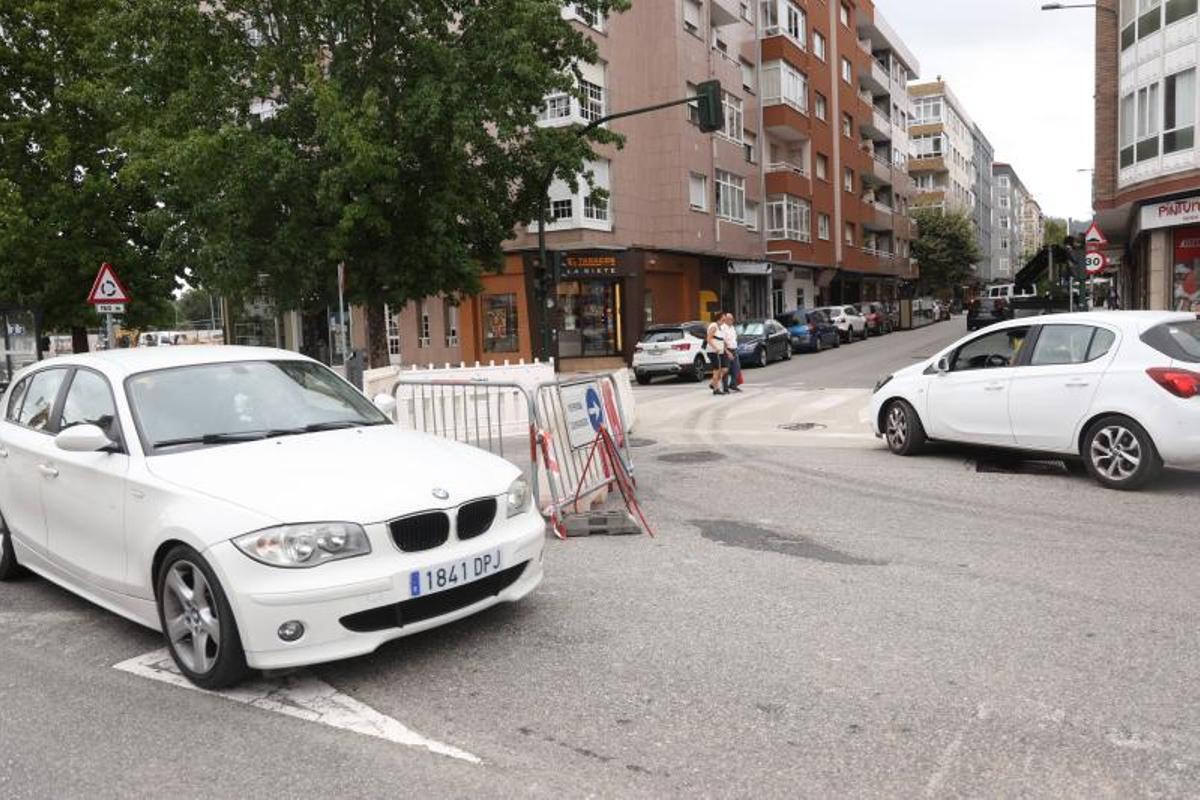 Dos vehículos en el cruce de O Piñeiriño.