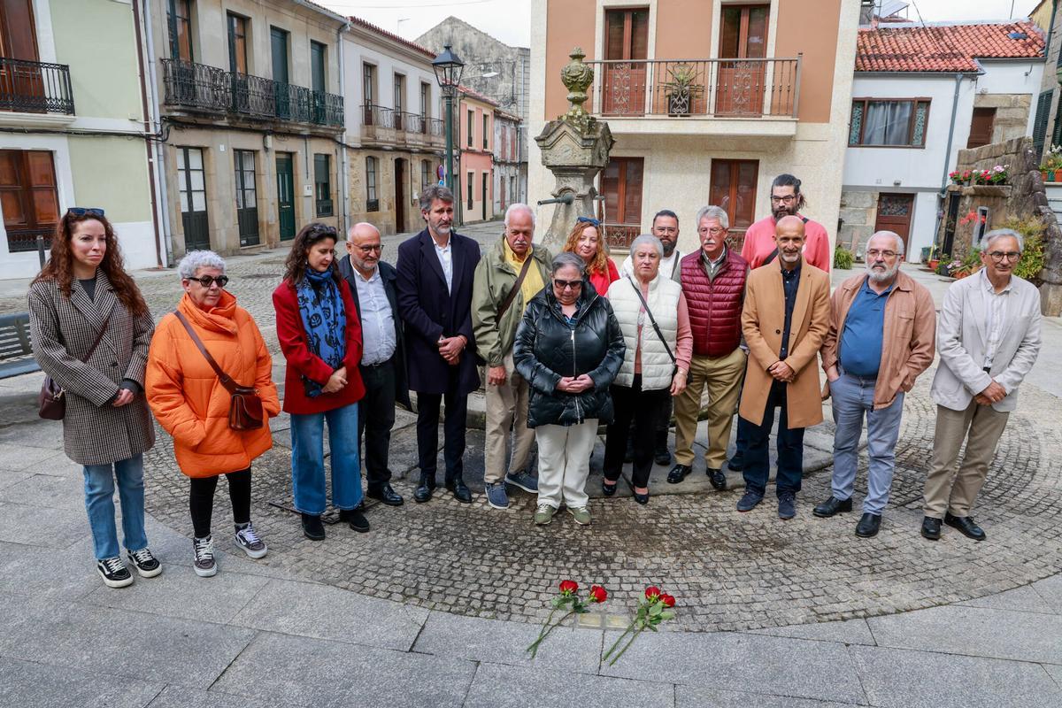 Familiares de las víctimas y autoridades en el acto de Vilaxoán.
