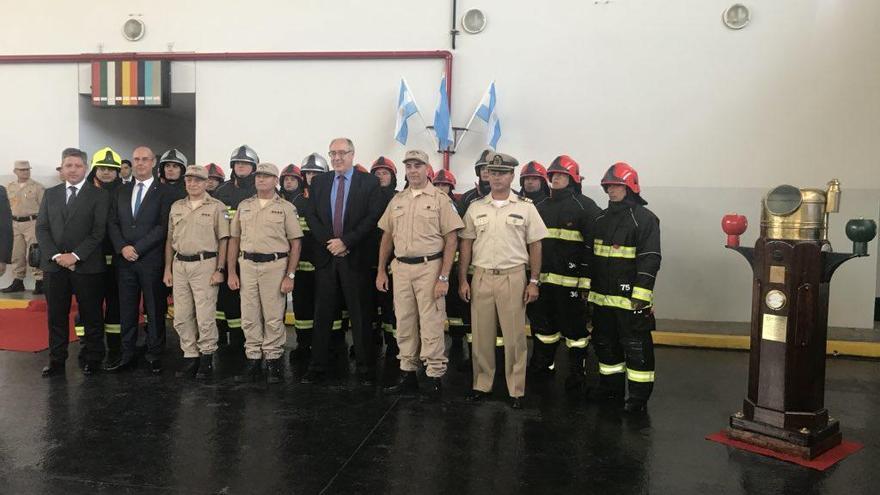 Freire, en el centro, con los bomberos