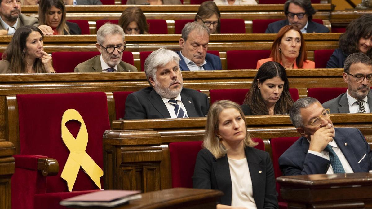 Imagen del grupo parlamentario de Junts durant una sesión de control en el Parlament de Catalunya con la intervención del president de la Generalitat, Salvador Illa