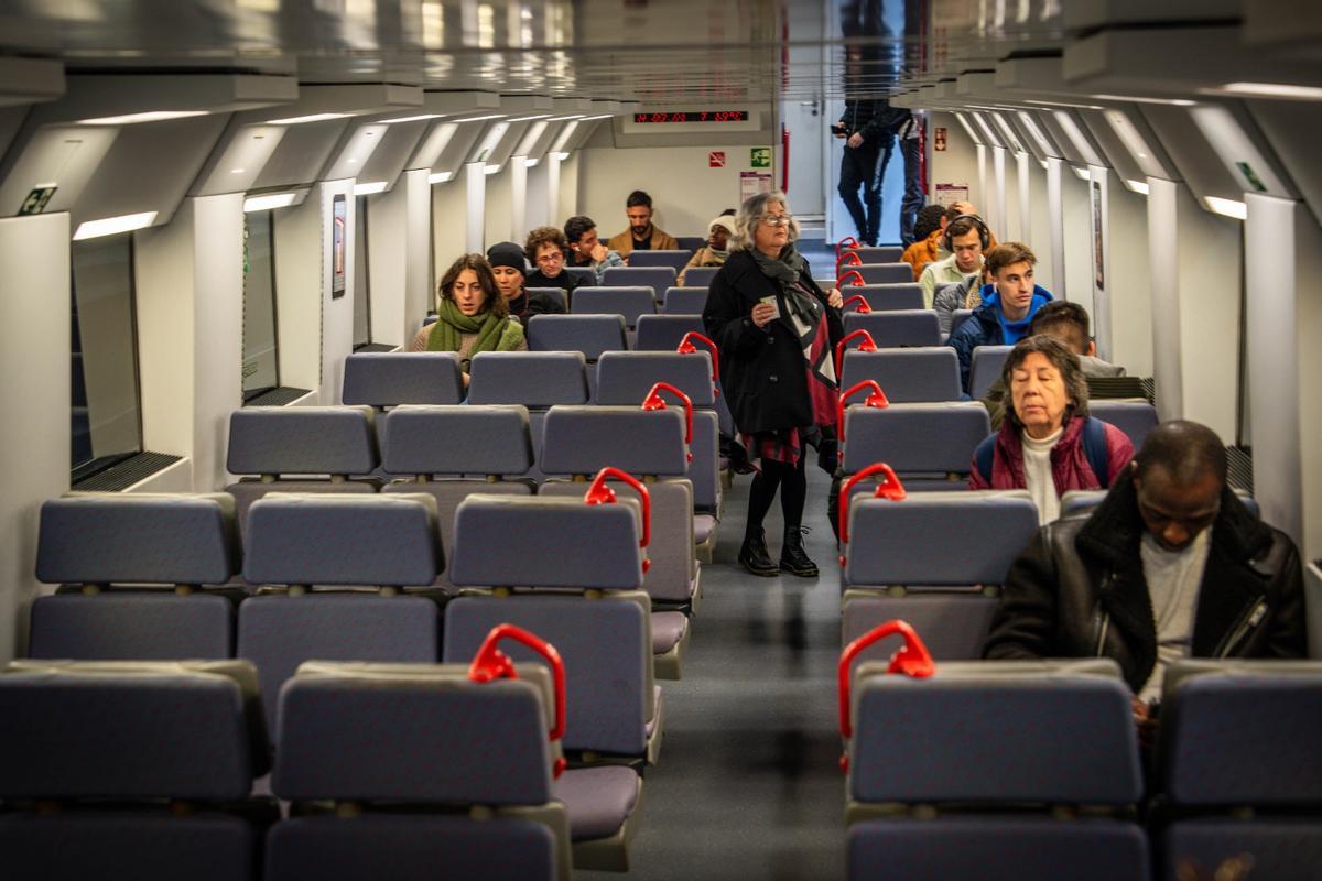 La estación de Sants recupera el pulso tras el restablecimiento del servicio de Rodalies