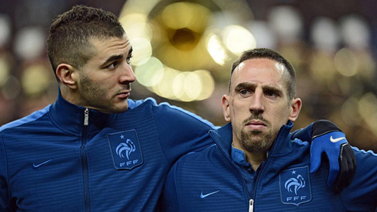 Karim Benzema (izquierda) y Franck Ribéry, antes de un partido con la selección francesa