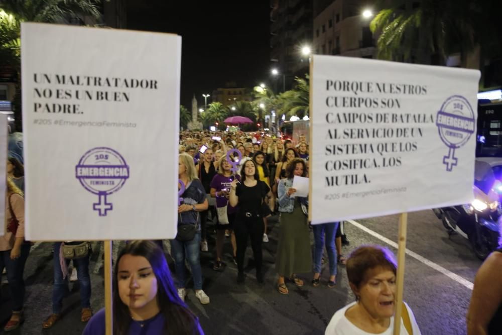 “No es no, lo demás es violación” y “La tumba del machismo, Alicante será”, son algunas de las consignas que se escuchado por las calles de la ciudad