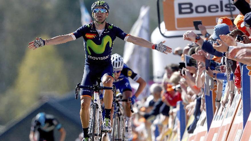 Alejandro Valverde celebra su victoria al cruzar la meta en Huy.