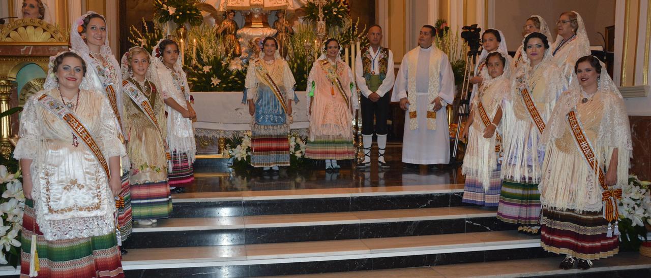 Las Reinas y Damas de Pinoso con el alcalde, el cura párroco y responsables de la Cofradía de la Virgen del Remedio en la Ofrenda de Flores a la Virgen del Remedio.