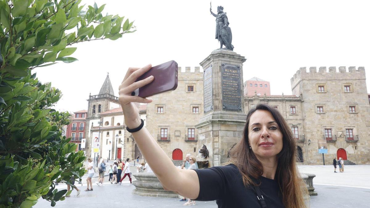 Rous, la gijonesa que vive justo detrás de la foto más repetida, en la Fuente de Pelayo: "Ni los bares ni los turistas me molestan; me gusta que la ciudad tenga ambiente"