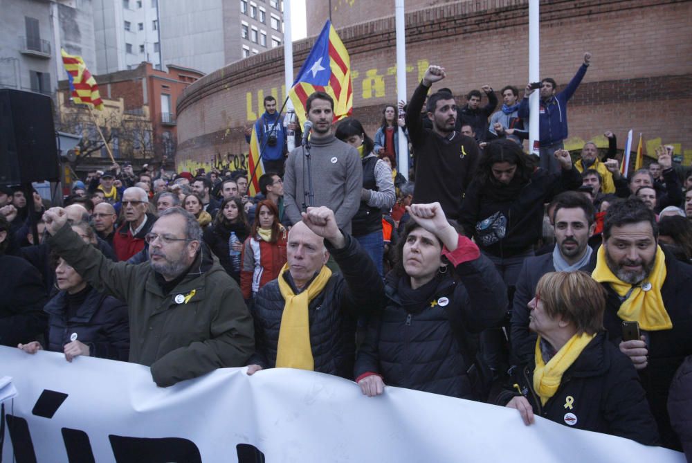 Milers de persones clamen per la llibertat de Puigdemont davant la subdelegació del govern de Girona