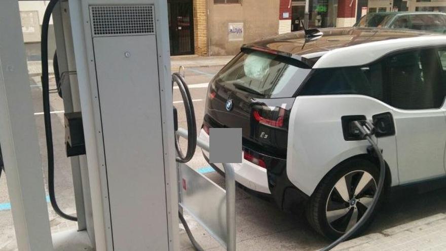 Un coche recarga electricidad.