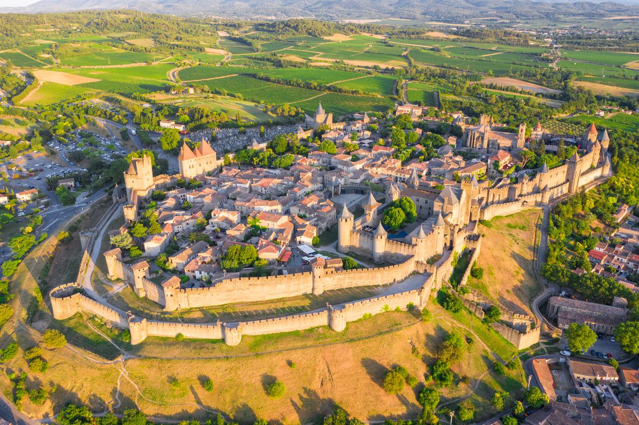 Carcassonee, la gran ciudad francesa amurallada conocida por los castillos.