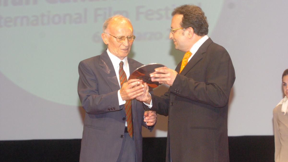 Francisco Melo Sansó (i) con Claudio Utrera, durante la entrega de premios y galardones en el X Festival Internacional de Cine de LPGC.