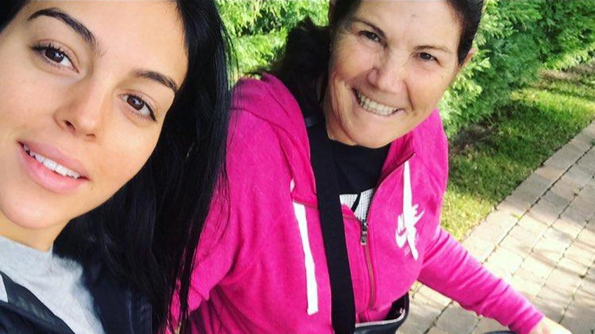 Georgina Rodríguez con Dolores Aveiro y Alana Martina de paseo