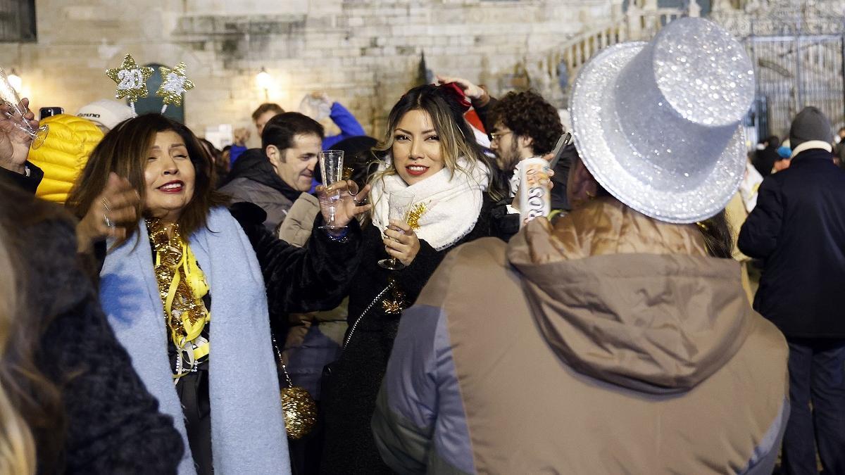 Tomar as uvas no Obradoiro ao son das badaladas da Berenguela, baile, música e maquillaxe de festa para a cativada, foi unha das propostas para recibir o aninovo na cidade