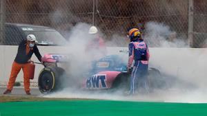 Operarios del Circuit apagan las llamas del Alpine de Alonso.