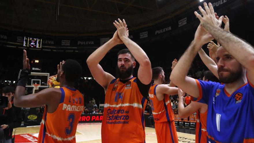 Los jugadores del Valencia Basket fueron ovacionados por la Fonteta.