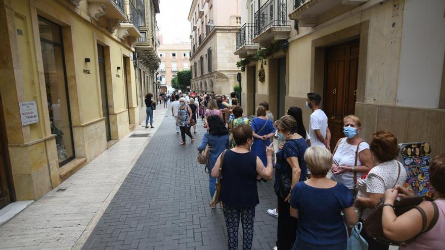 Colas para venerar a la Virgen de la Fuensanta, que se queda en la Catedral