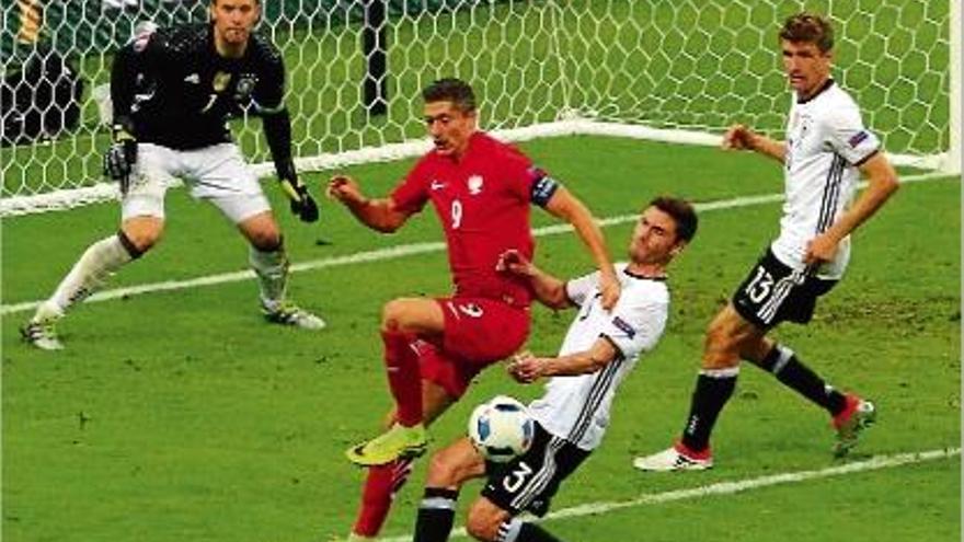 Lewandowski intenta rematar amb l&#039;oposició de Jonas Hector.