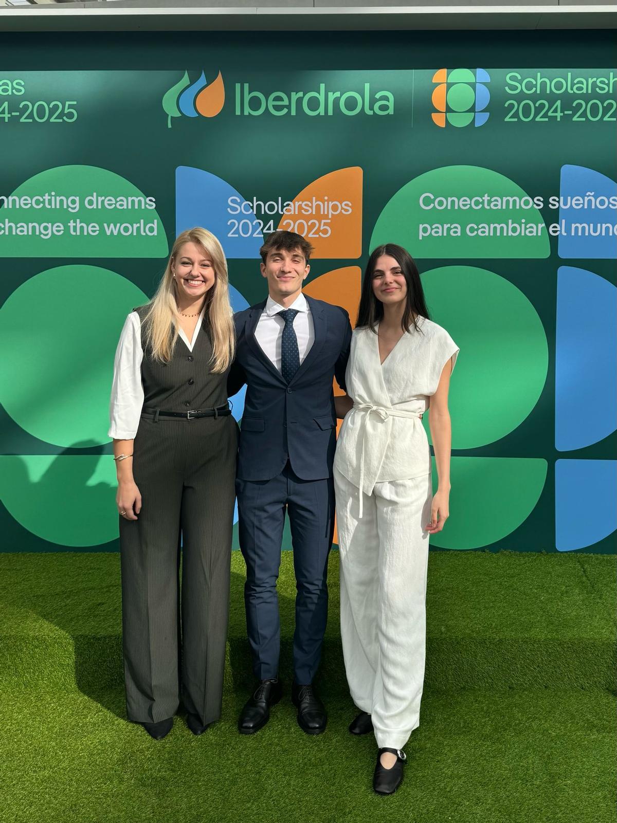 Andrea Cuevas (derecha) en la entrega de premios de Iberdrola
